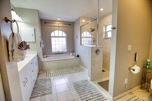 Badewanne, Haartrockner, Bidet, Handtücher
