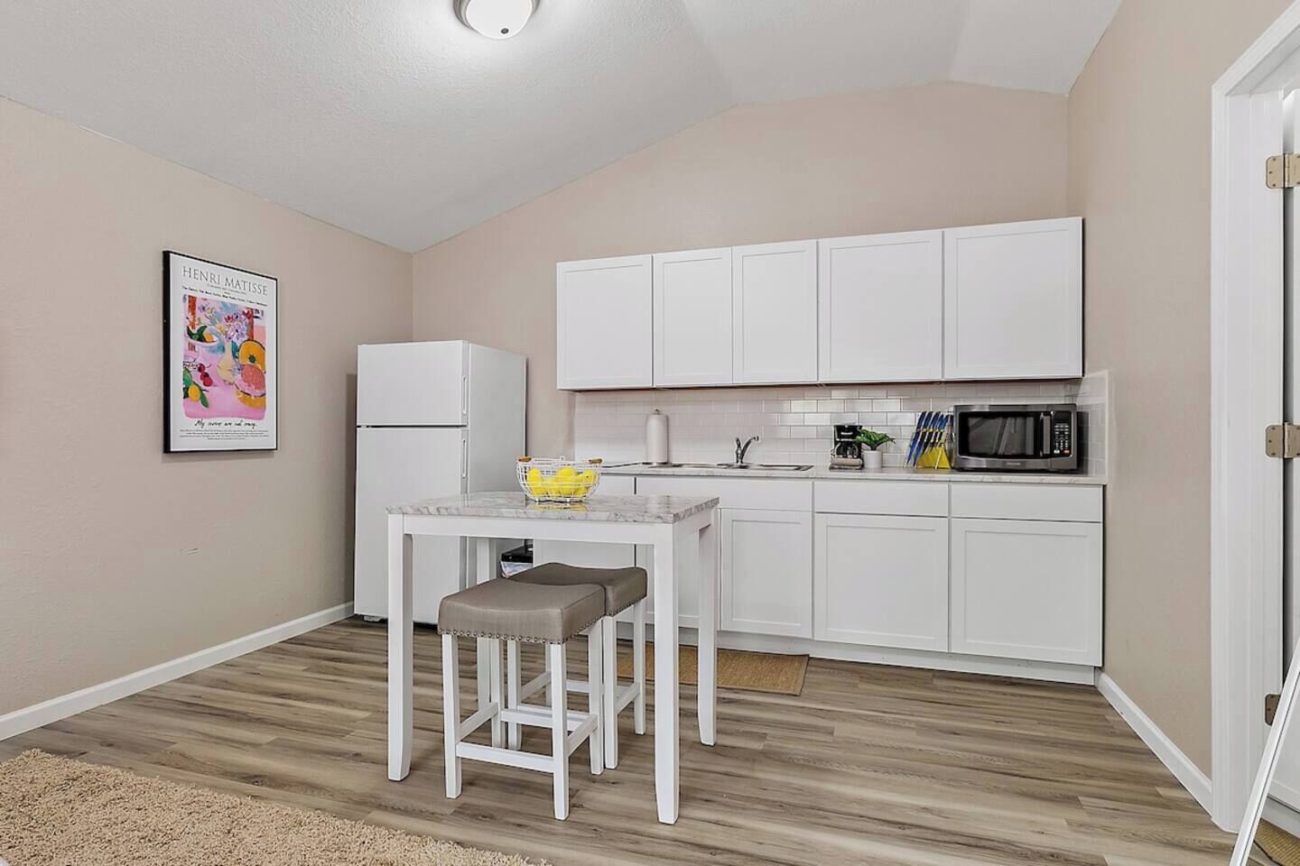 Frigorífico, microondas, horno y placa de cocina