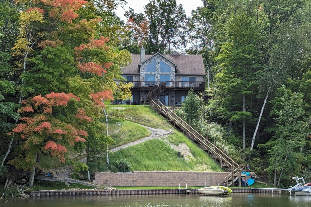 Waterfront House on scenic Loon Lake