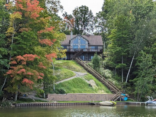 Make new memories! Vacation in the forest on Loon Lake: spacious; scenic; fun.