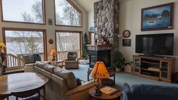 Smart-tv, pejs, dvd-afspiller, bøger