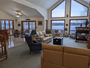 Smart TV, chimenea, reproductor de DVD y libros