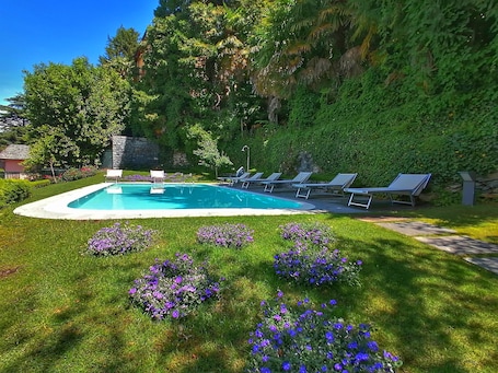 Pool. Suite "Gardone" at 2 steps from the lake with panoramic view. Lounge bar and swimming pool