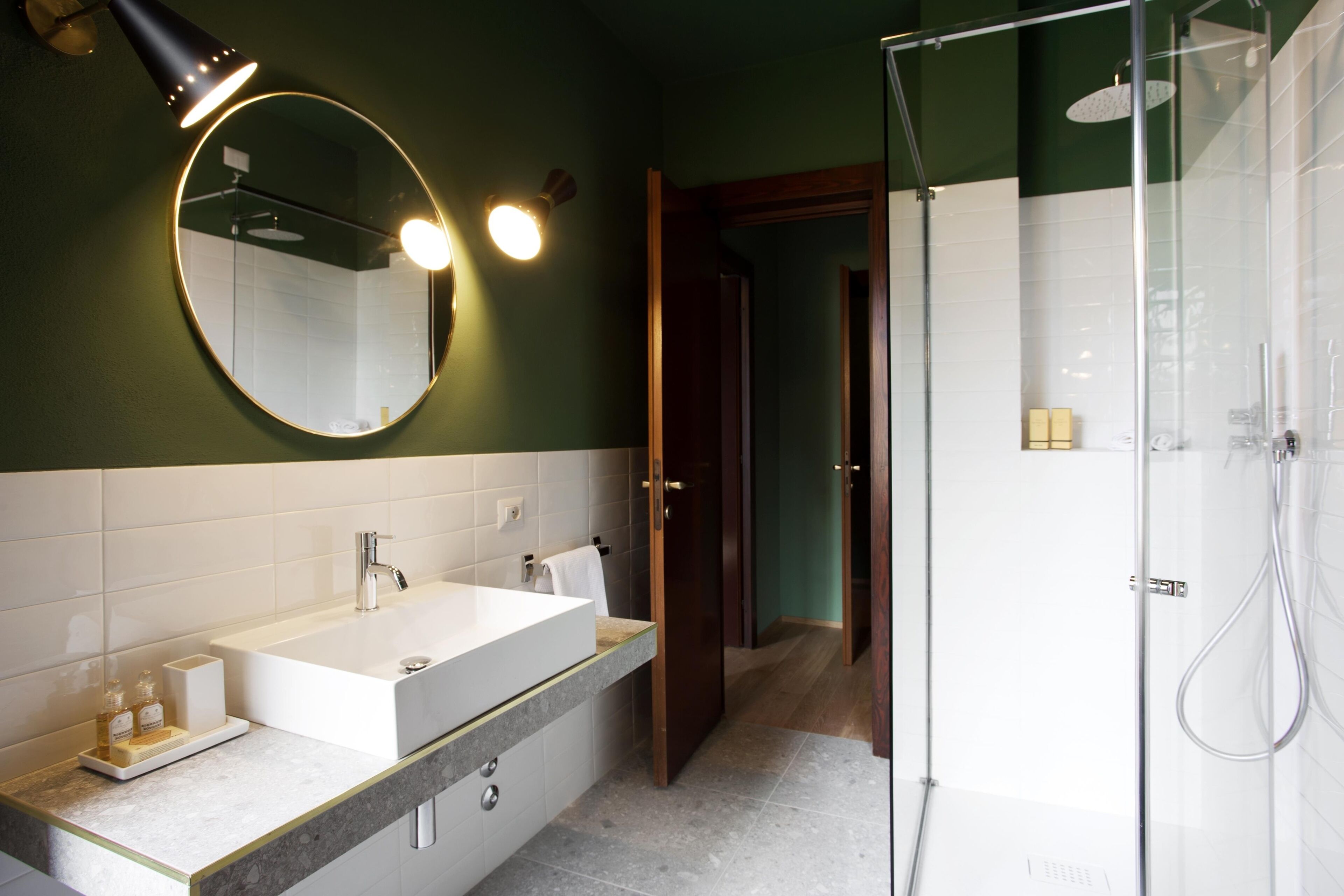 Douche, sèche-cheveux, bidet, serviettes fournies