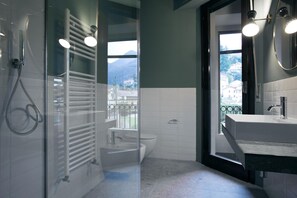 Douche, sèche-cheveux, bidet, serviettes fournies