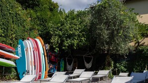 A beachside area with lounge chairs and kayaks. - Suite "Luccio" at 2 steps from the lake with panoramic view. Lounge bar and swimming pool (Faggetto  Lario)