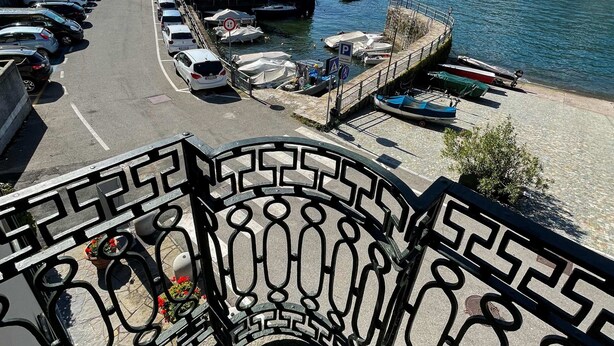 A parking area with cars and boats, a waterfront view, and mountains in the background. - Suite "Luccio" at 2 steps from the lake with panoramic view. Lounge bar and swimming pool (Faggetto  Lario)