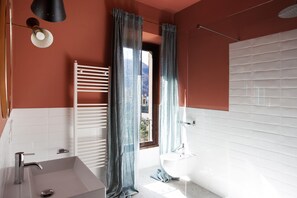 Douche, sèche-cheveux, bidet, serviettes fournies