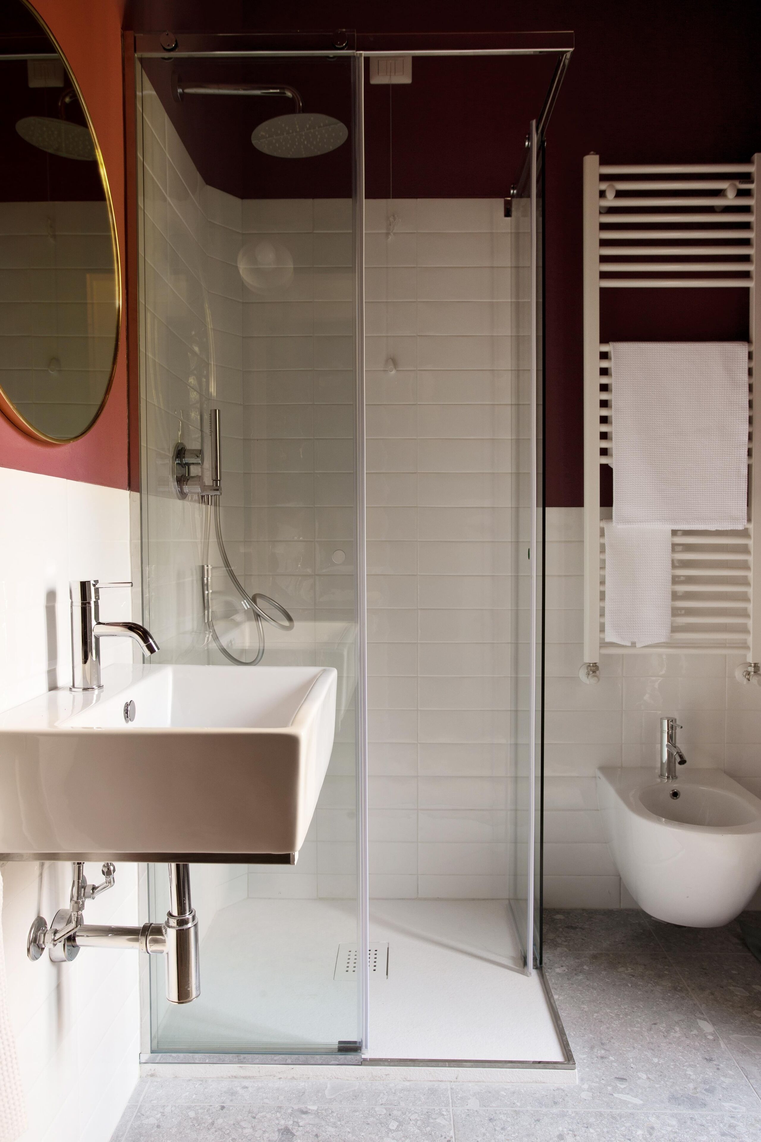 Douche, sèche-cheveux, bidet, serviettes fournies