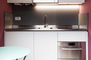 Refrigerador, parrilla de estufa, lavavajillas y cafetera y tetera 