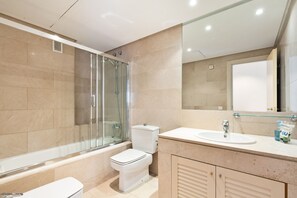 Badekar, hårtørrer, bidet, håndklæder