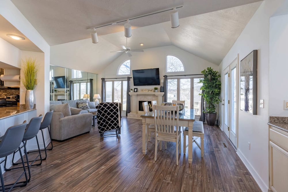 B 32-1 Beautiful Branson Villa!