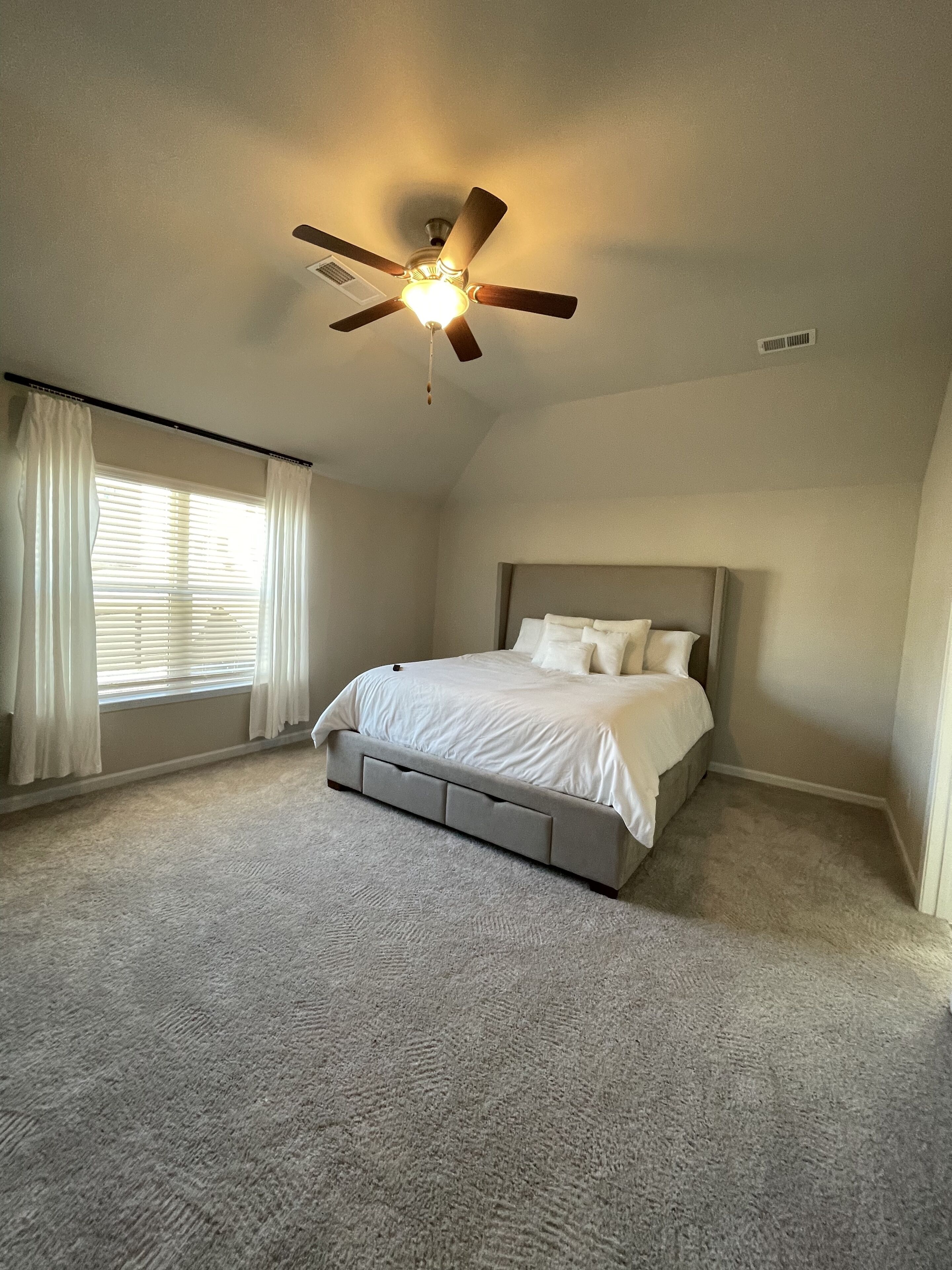 Brand New Home! 10 mins from ATL Airport/Kind Bed/Backyard