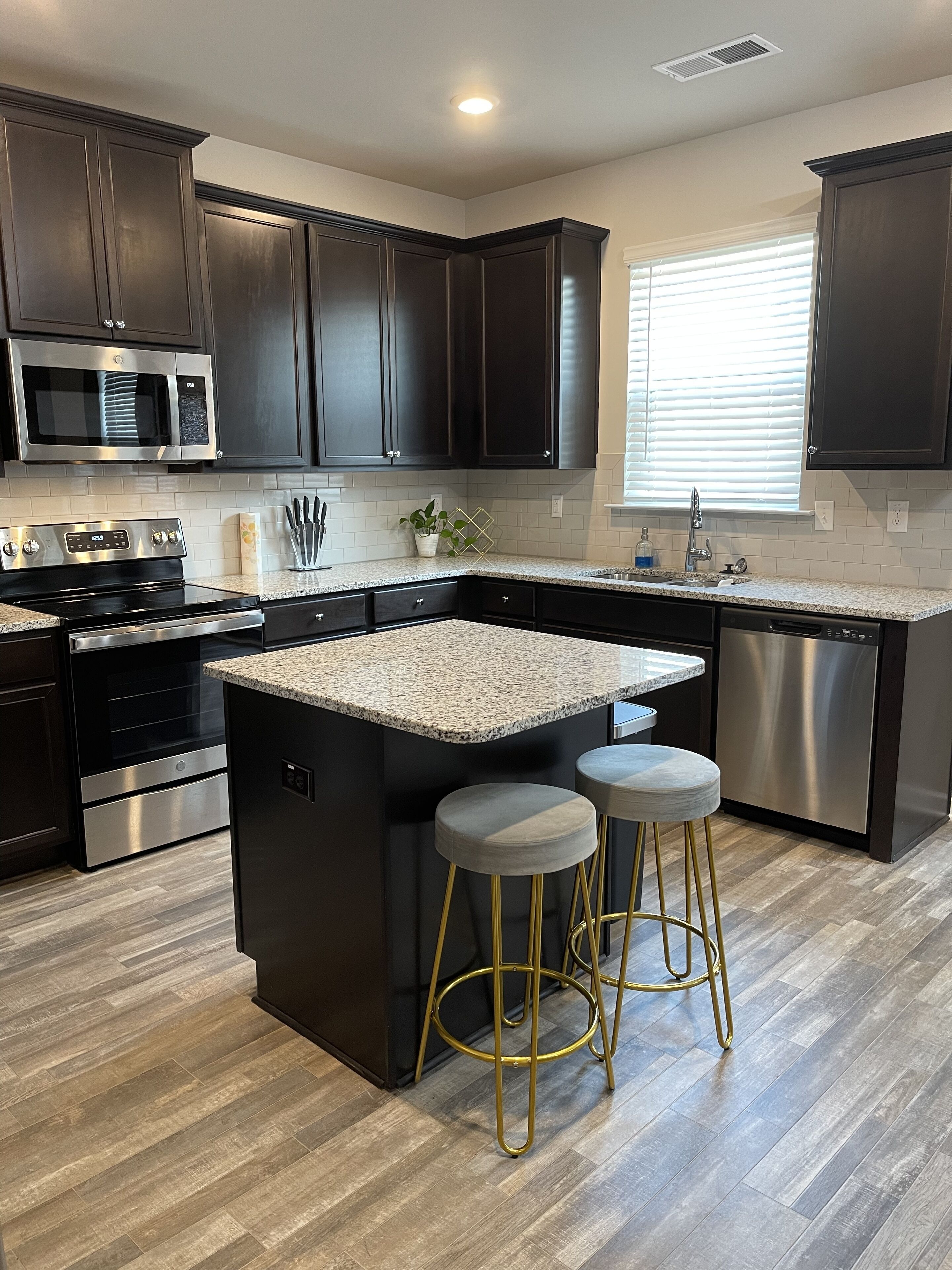 Brand New Home! 10 mins from ATL Airport/Kind Bed/Backyard