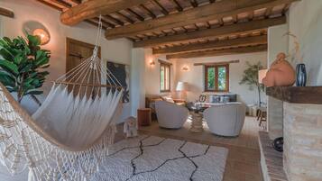 Télévision, console de jeux vidéo, table de tennis de table