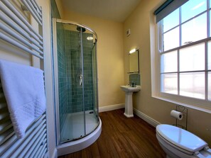 Combined shower/tub, towels