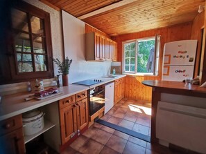 Kylskåp, mikrovågsugn, ugn och spishäll