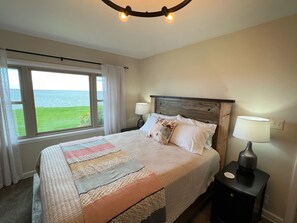 3 bedrooms, desk, iron/ironing board, WiFi - Lake Erie Escape - Erie, PA (Erie)
