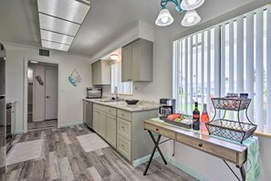 Fridge, microwave, stovetop, dishwasher - Pool Access: Ranch-Style House in Sun City Center (Sun City Center)