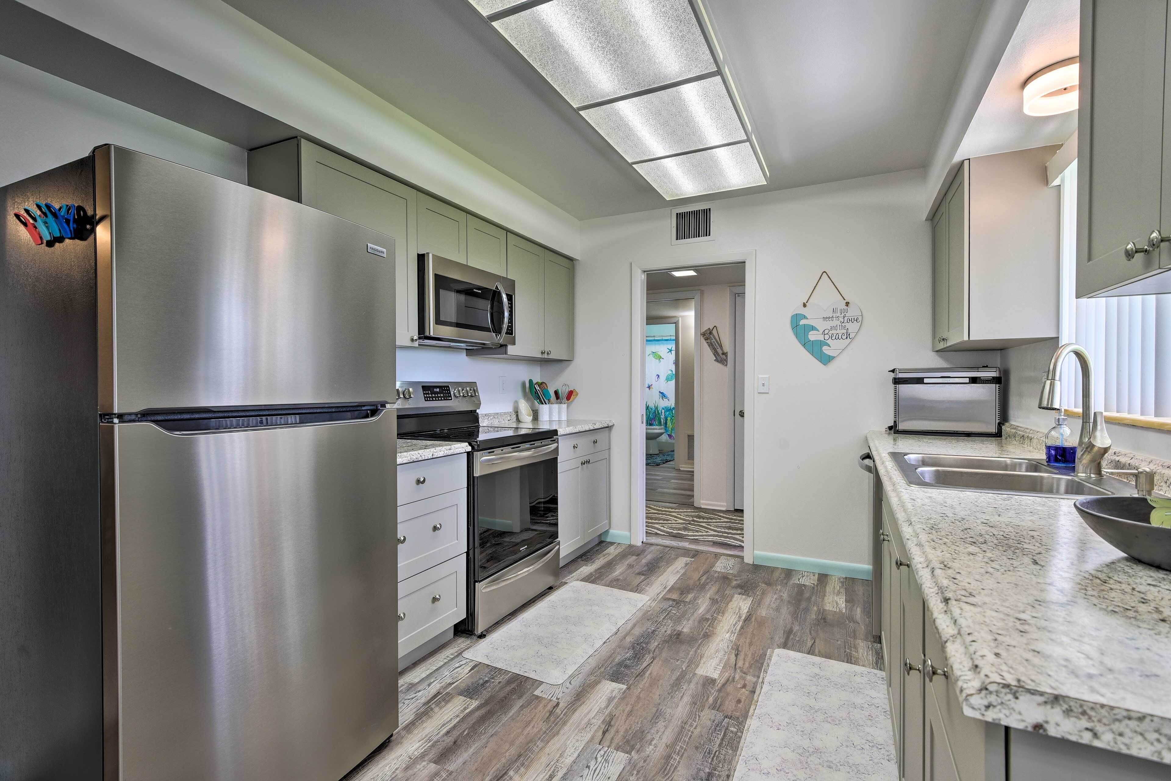 Coffee/tea maker, fridge, microwave, stovetop