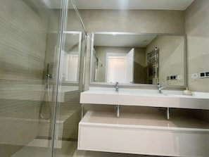 Ducha, secador de pelo, toallas