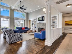 Smart-tv, dvd-spelare, ett bordtennisbord och böcker