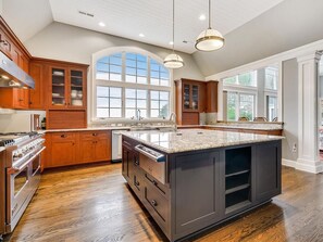 Kylskåp, mikrovågsugn, ugn och spishäll