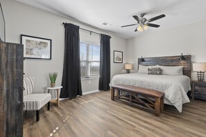 3 quartos, ferros/tábuas de passar roupa, berço de viagem