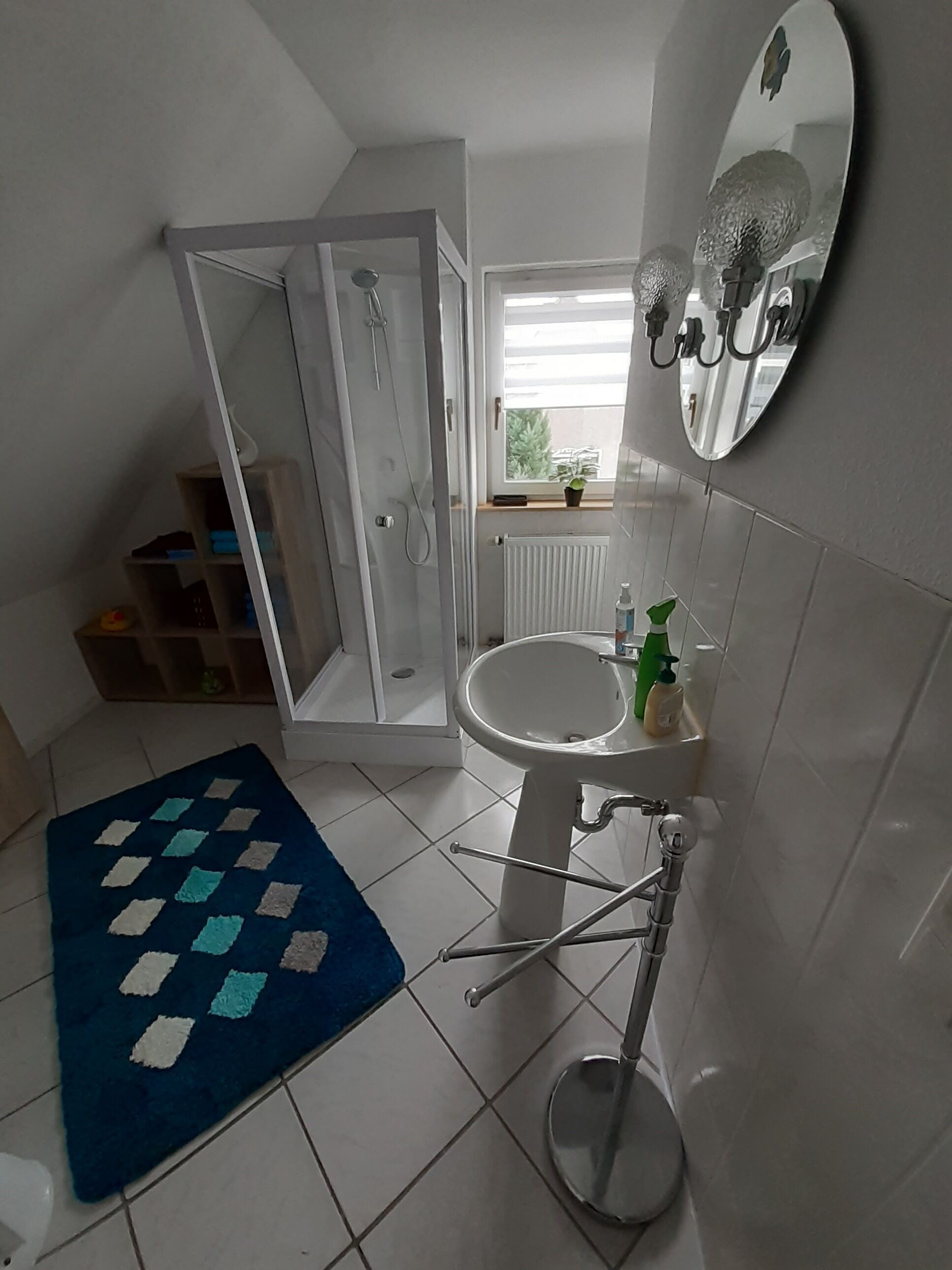 Dusche, Haartrockner, Handtücher, Toilettenpapier