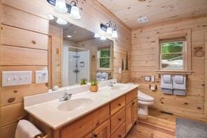 Ensemble baignoire-douche, séchoir à cheveux, bidet, serviettes fournies