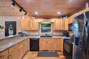 Fridge, microwave, oven, stovetop - Starlight⭐️Ridge/hot tub/8min to BR (Blue Ridge)