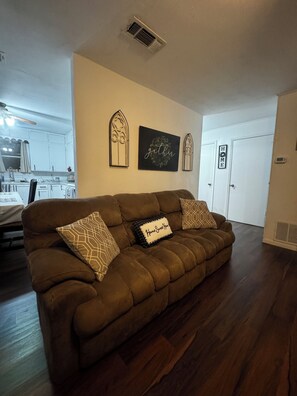 Living area - Proctor Lake Country Cottage (Dublin)