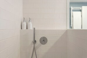 Shower, eco-friendly toiletries, hair dryer, towels - Tripas-Coração: Santa Catarina - Sunny & Charming Downtown (Porto)