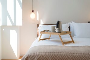 1 bedroom, iron/ironing board, travel cot, free WiFi - Tripas-Coração: Santa Catarina - Sunny & Charming Downtown (Porto)