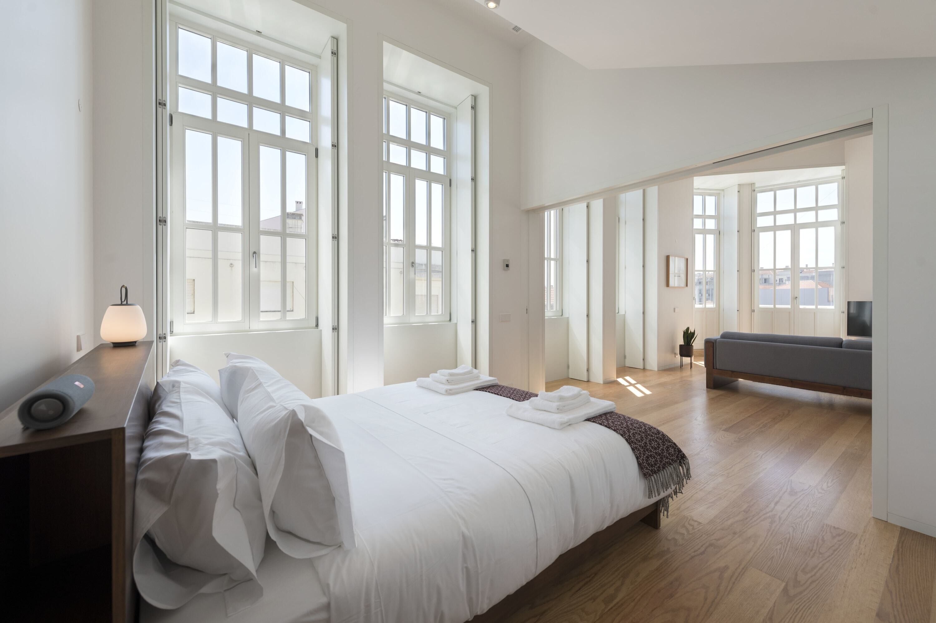 2 chambres, bureau, fer et planche à repasser, lit parapluie