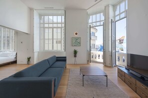 TV connectée, livres, espaces bureaux