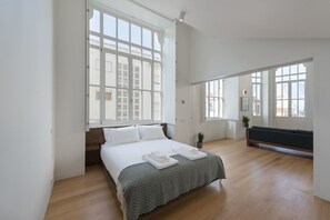 2 chambres, bureau, fer et planche à repasser, lit de bébé portatif