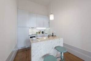 Geladeira, micro-ondas, cooktop, cafeteira/chaleira