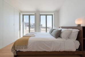 2 Schlafzimmer, Schreibtisch, Bügeleisen/Bügelbrett, Reisekinderbett