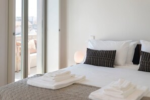 2 bedrooms, desk, iron/ironing board, travel crib