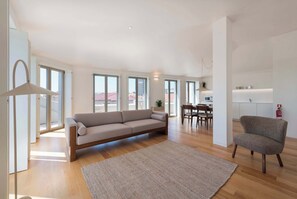 Smart-TV, Bücher, Arbeitsbereiche