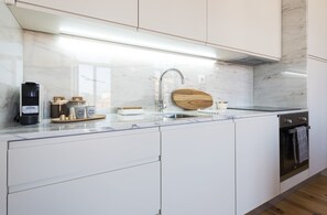 Kühlschrank, Mikrowelle, Ofen, Herdplatte