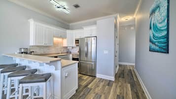 Fridge, microwave, stovetop, dishwasher