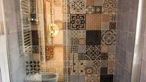 A bathroom with a shower, a toilet, and a sink. - Agora Holiday House (Palazzolo Acreide)
