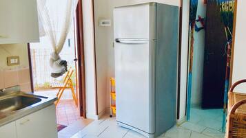 Fridge, oven, stovetop, cookware/dishes/utensils