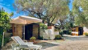 A small house with a patio, a covered seating area, and a gravel driveway. - Blue Med Scooby, Palinuro, Cilento (Palinuro)