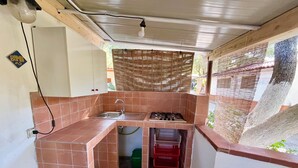 A compact kitchen with a sink, stove, and tiled backsplash. - Blue Med Bambi, Palinuro, Cilento (Palinuro)