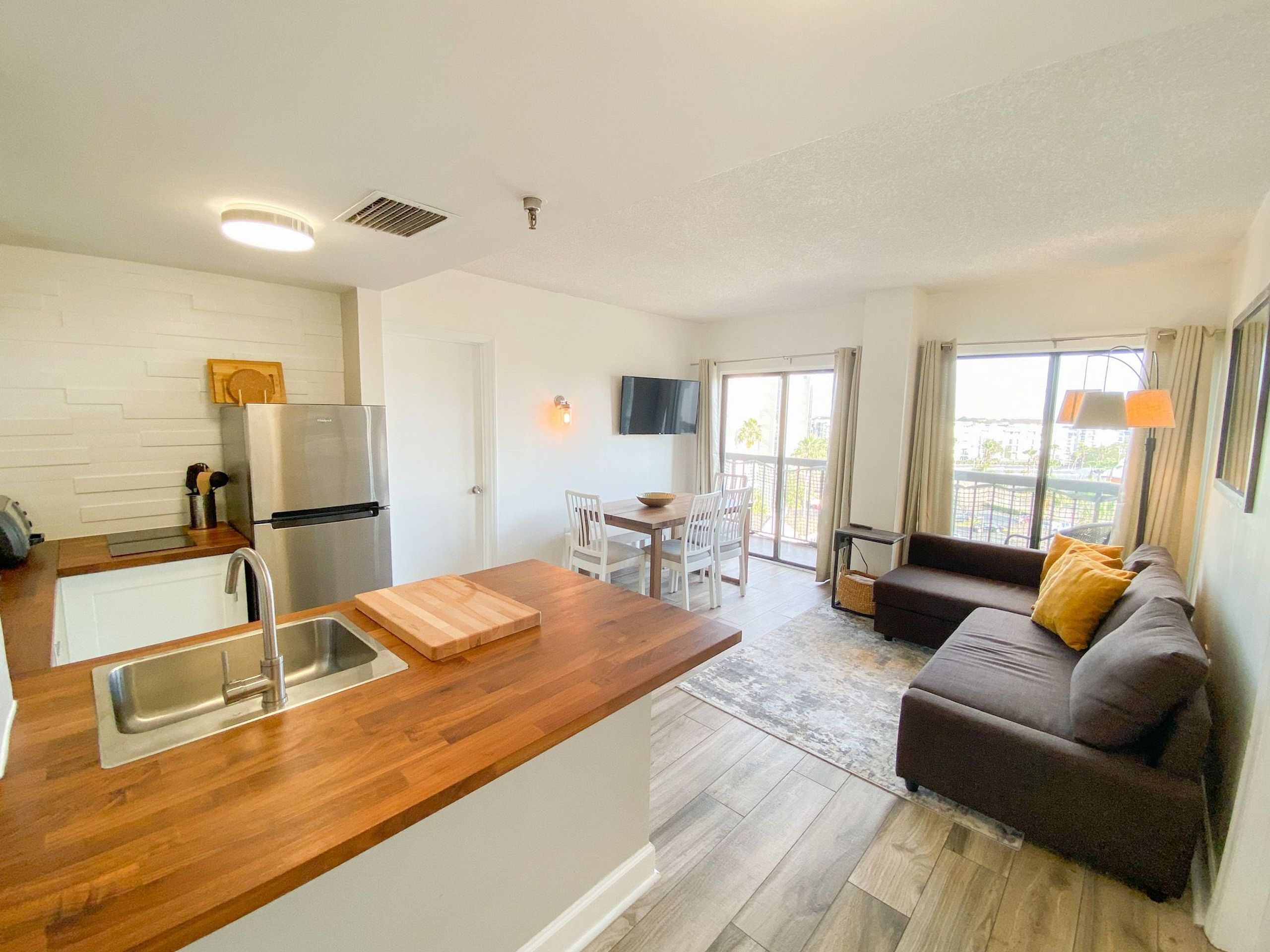 ❤️ 2bd/2bth Clean Condo near universal