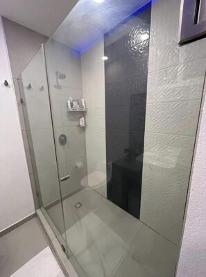 Douche, sèche-cheveux, serviettes fournies