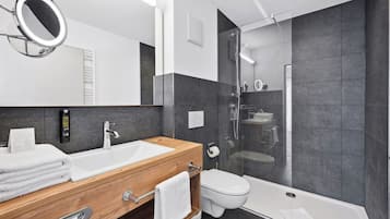 Een douche, een haardroger, handdoeken, zeep